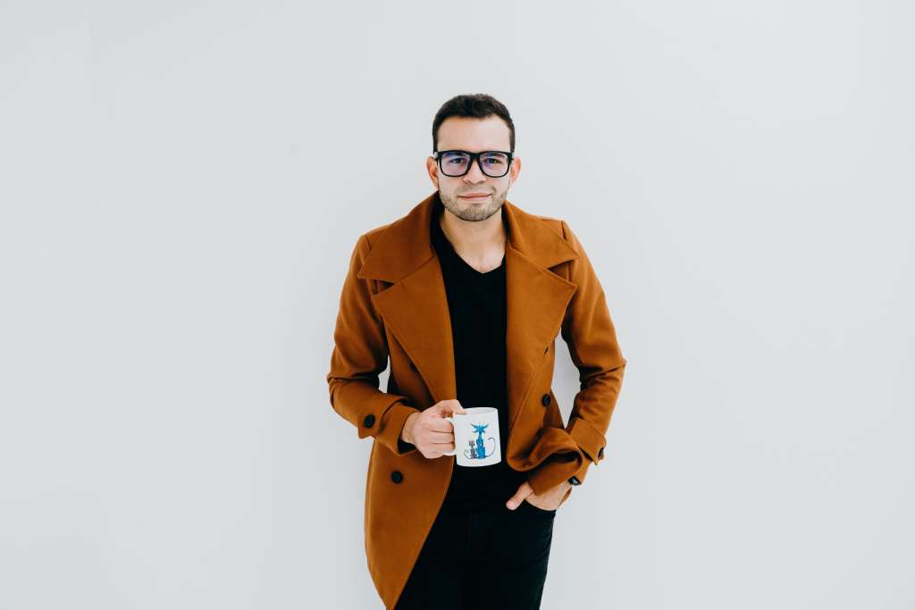 Esteban Palma es escritor.  Nació en
Medellín, aunque recalca sus raíces de la
costa Caribe e influencias de Bogotá. Es creador de ediciones literarias como la antología «Doble filo», que ha sido leída en más de veinte países y la serie de relatos publicados con el seudónimo @museodehistorias.