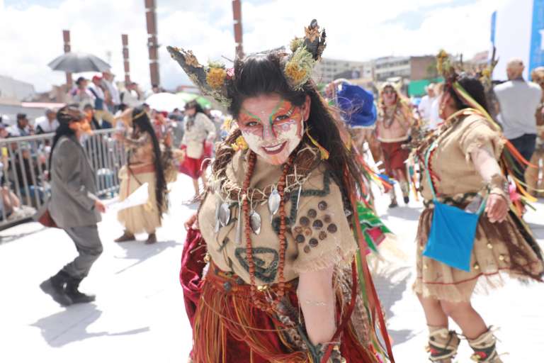 Carnaval de Negros y Blancos de Pasto 2024 desfile Familia Castañeda