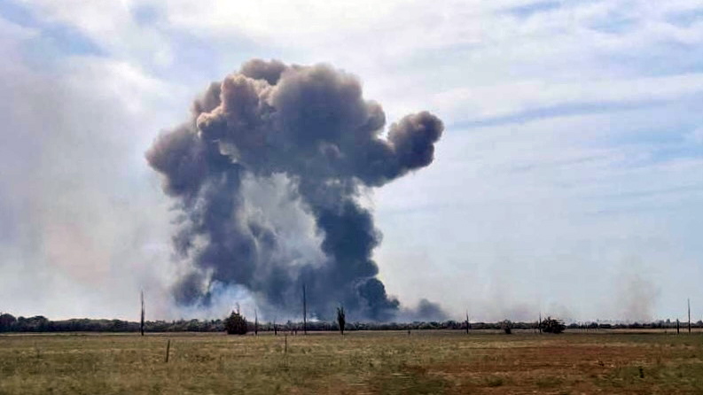 Novofedorovka (Russian Federation), 09/08/2022.- A handout picture made available by the Department of Information and Press Service of the Head of the Republic of Crimea shows smoke rising after detonations of air munisions at the Saki airfield near the Novofedorovka settlement, Crimea, 09 August 2022. Violation of the fire safety rules is being probed as the main cause of the explosion of ammunition at the Saki airfield in Crimea; there is no sign that they were blown up intentionally, a source at the Russian Defense Ministry said. (Incendio, Rusia, Ucrania) EFE/EPA/Press Office of Head of Crimea HANDOUT MANDATORY CREDIT HANDOUT EDITORIAL USE ONLY/NO SALES
