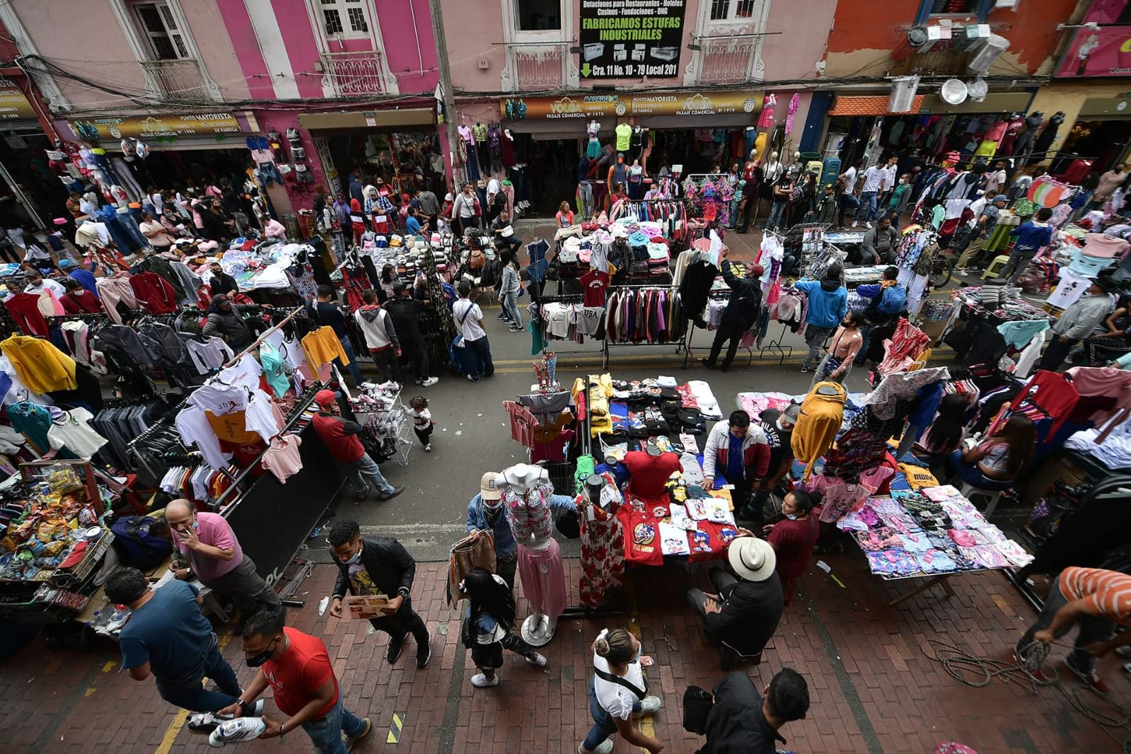 Con el paso de las horas, cada vez van llegando más compradores que, inicialmente, observan las ofertas que se encuentran sobre los andenes.