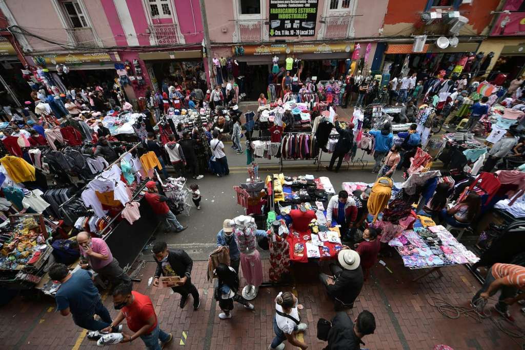 Con el paso de las horas, cada vez van llegando más compradores que, inicialmente, observan las ofertas que se encuentran sobre los andenes.