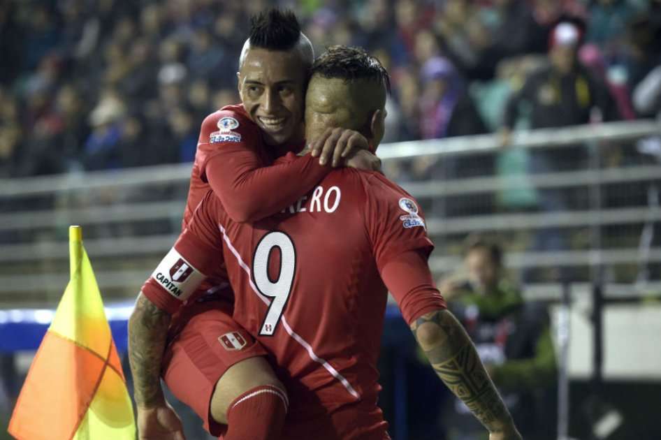 Paolo Guerrero celebra uno de los tantos contra el seleccionado boliviano. Foto: AFP