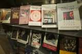 Vargas Llosa celebra su cumpleaños donando libros para su biblioteca en Perú