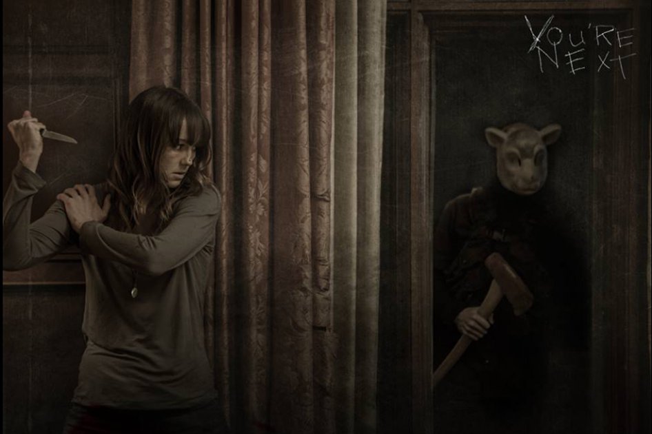 La película es un drama familiar y doméstico rebosante de masacres y asesinos enmascarados.