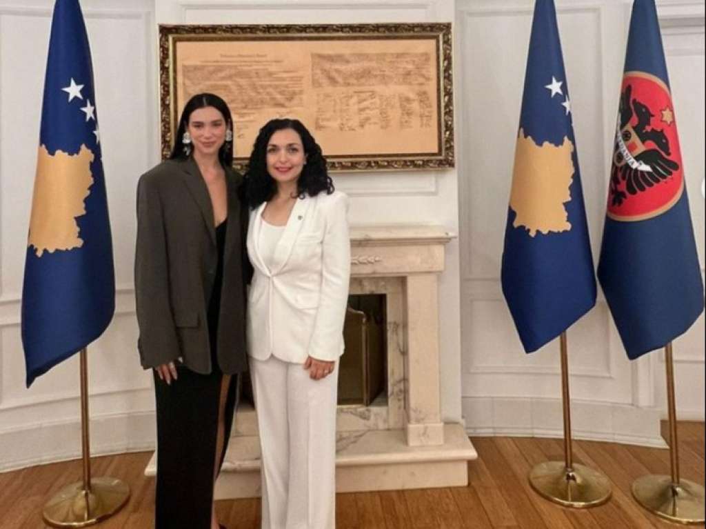 Dua Lipa, al lado de la presidenta de Kosovo Vjosa Osmani-Sadriu.