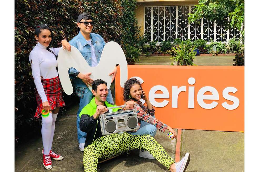 En la historia, los protagonistas buscan su camino a través de la música en el "caos de la Bogotá de los años noventa". / Tomada de Facebook.com/MovistarSeriesLat
