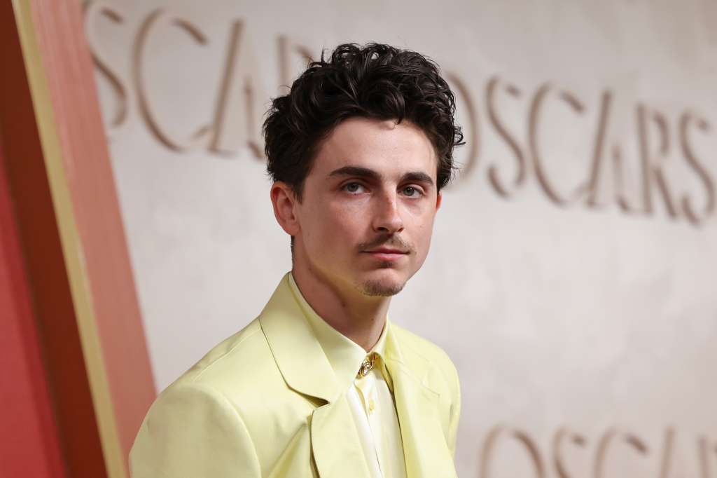 LOS ANGELES (United States), 03/03/2025.- Timothee Chalamet arrives on the red carpet at the 97th annual Academy Awards ceremony at the Dolby Theatre in the Hollywood neighborhood of Los Angeles, California, USA, 02 March 2025. EFE/EPA/DAVID SWANSON