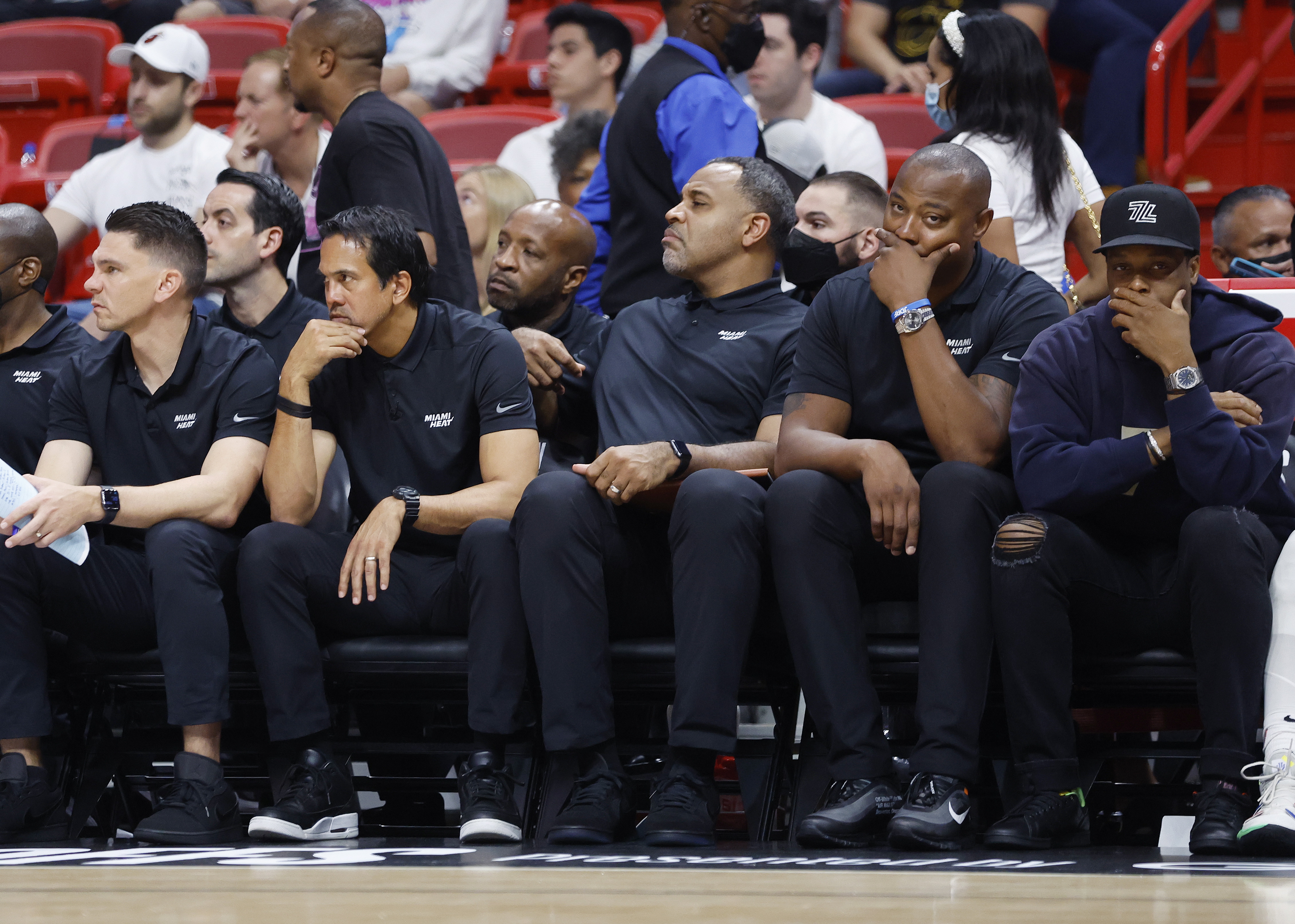 Miami (United States), 20/05/2022.- Miami Heat head coach Erik Spoelstra (2-L) and assistant coaches react on the bench during the second half of Game 2 of the NBA Eastern Conference Finals between the Miami Heat and the Boston Celtics at FTX Arena, in Miami, Florida, USA, 19 May 2022. (Baloncesto, Estados Unidos) EFE/EPA/RHONA WISE SHUTTERSTOCK OUT