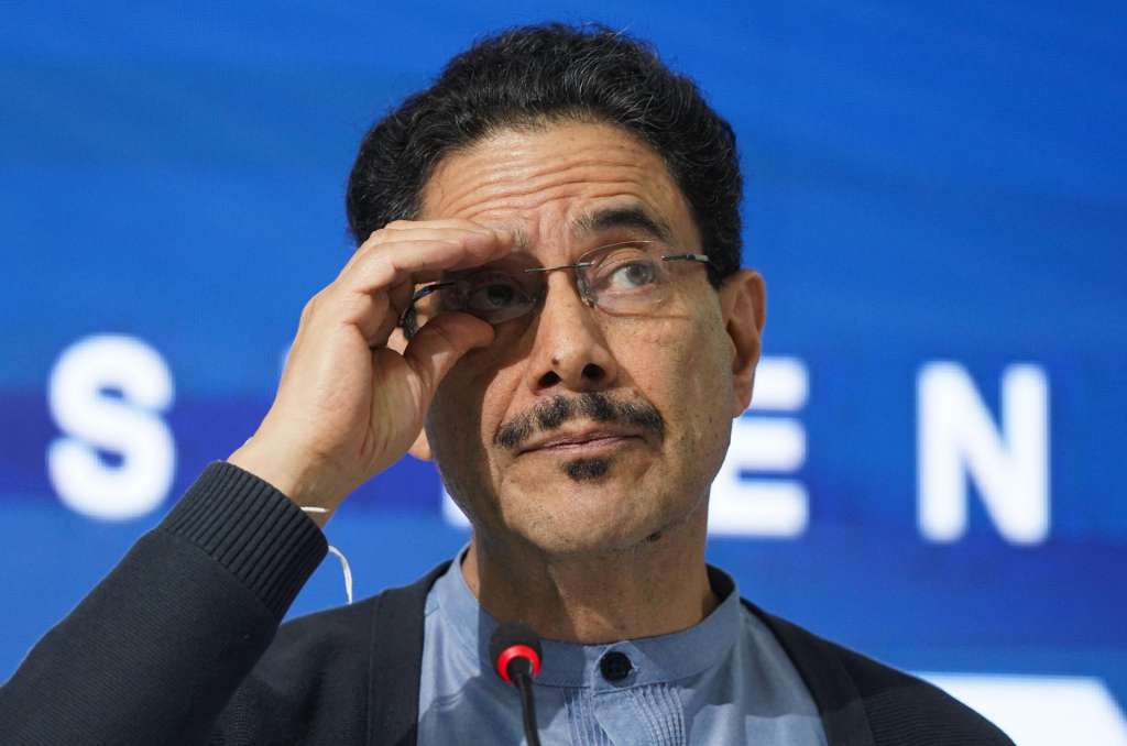 AME1724. BOGOTÁ (COLOMBIA), 16/06/2026.- El candidato presidencial colombiano de izquierda Iván Cepeda reacciona durante una rueda de prensa este martes, en Bogotá (Colombia). Cepeda presentó un certificado médico para desmentir publicaciones de la campaña de su rival, el ultraderechista Abelardo de la Espriella, que cuestionan su estado de salud y su capacidad para ejercer la Presidencia de la República. EFE/ Pablo R. Seco