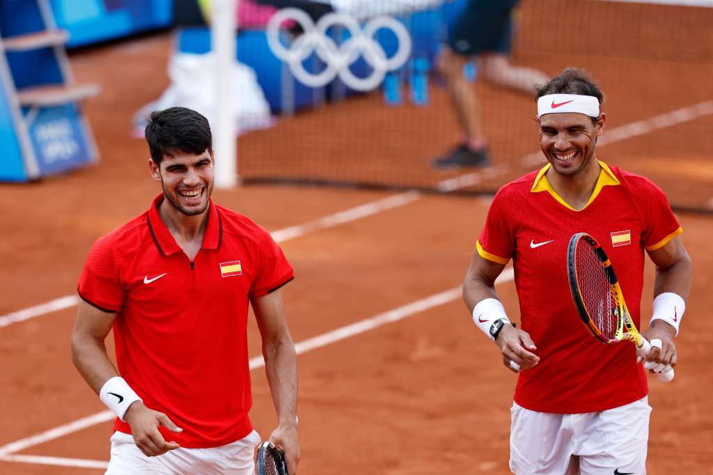 Paris (France), 30/07/2024.- Rafael Nadal and Carlos Alcaraz of Spain smile during the Men's Doubles second round match against Tallon Griekspoor and Wesley Koolhof of the Netherlands at the Tennis competitions in the Paris 2024 Olympic Games, at the Roland Garros in Paris, France, 30 July 2024. (Tenis, Francia, Países Bajos; Holanda, España) EFE/EPA/RITCHIE B. TONGO