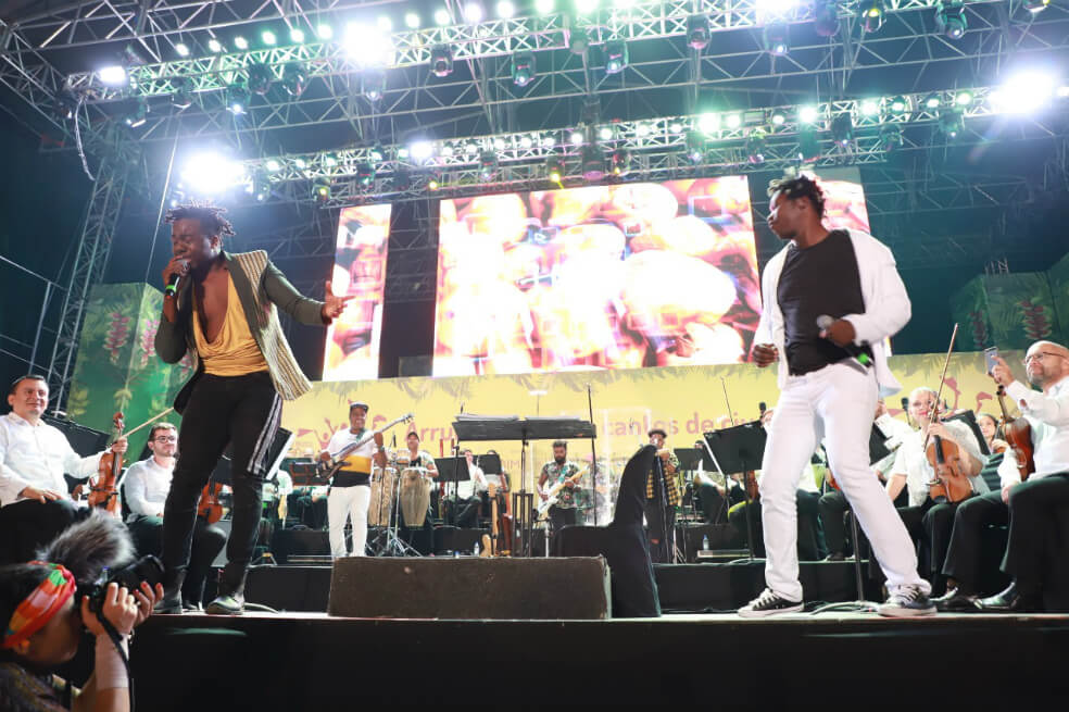 La agrupación Herencia de Timbiquí, acompañada por la Orquesta Filarmónica de Cali, durante la jornada de cierre del Festival Petronio Álvarez 2019. / Cortesía Secretaría de Cultura de Cali