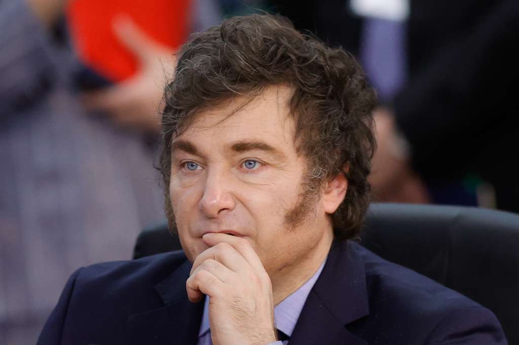 AME8853. BOGOTÁ (COLOMBIA), 16/02/2025.- Fotografía de archivo fechada el 18 de noviembre de 2024 del presidente de Argentina, Javier Milei, participando en la plenaria con jefes de Estado en la cumbre del G20, en el Museo de Arte Moderno, en Río de Janeiro (Brasil). La Oficina Anticorrupción (OA) de Argentina investigará al presidente Javier Milei y a miembros de su gabinete, por pedido del propio jefe de Estado, luego de que promocionará una criptomoneda en sus redes sociales con posibles vínculos a estafas virtuales. EFE/ André Coelho /ARCHIVO