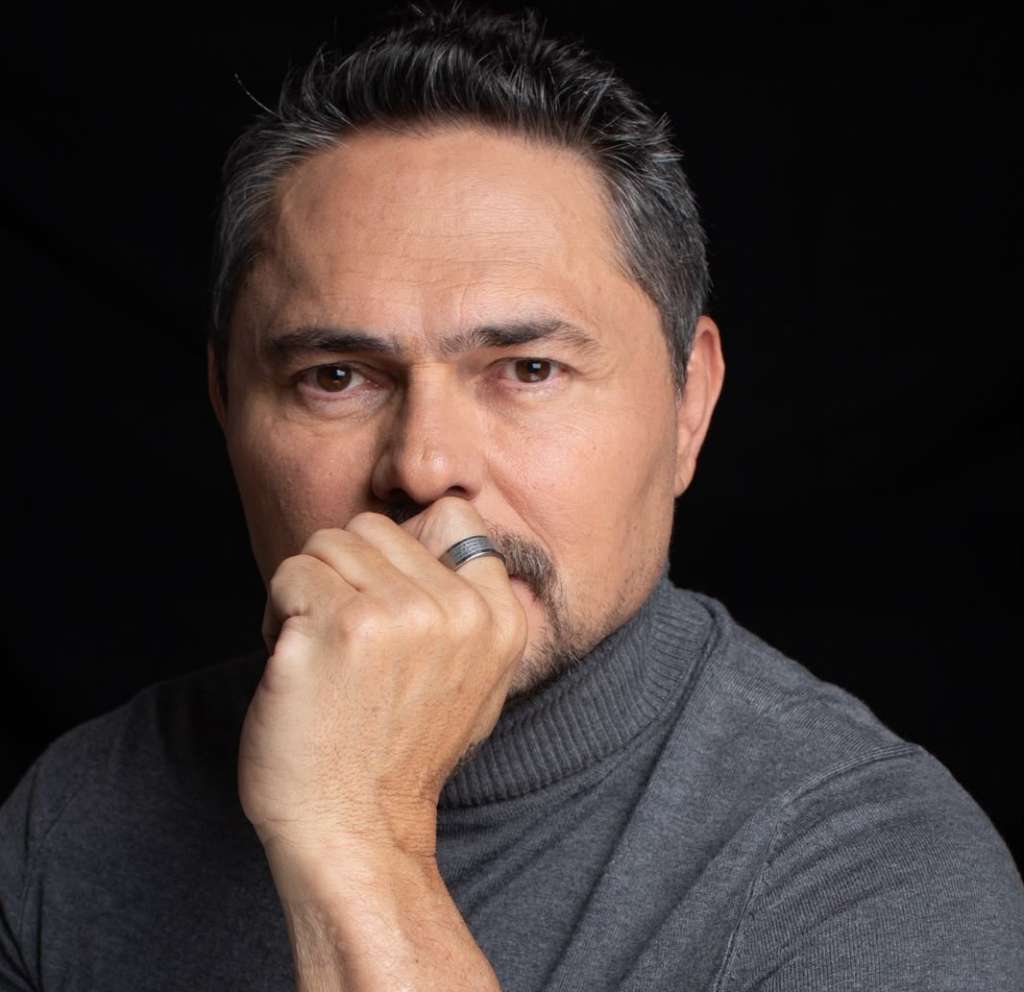 Después de más de 30 años en la televisión, el actor dio un nuevo paso profesional: asumió públicamente su rol como director y productor. El artista no solo reafirma su evolución en el cine, también se refiere a la falta de pantallas para mostrar las producciones locales.