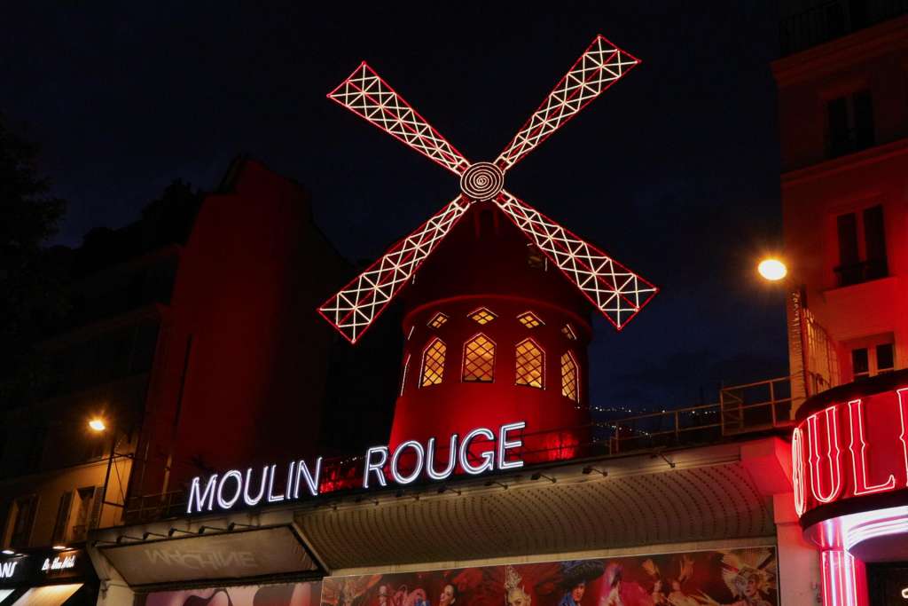 PARÍS, 10/07/2025.- Las aspas del histórico Moulin Rouge de París vuelven a girar hoy jueves tras los trabajos que se tuvieron que hacer después de que estas cayeran en la noche del 24 al 25 de abril de 2024 a causa del viento. EFE / Edgar Sapiña.