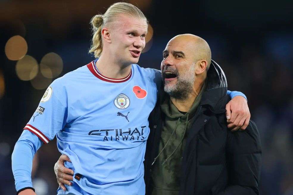 Erling Haaland (izq.) abraza a su entrenador en Manchester City, Pep Guardiola.