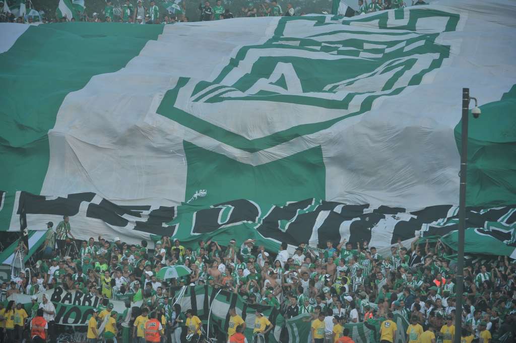Hinchas de Atlético Nacional en el estadio Atanasio Girardot, en el partido de ida por la final de la Liga Postobón I-2013 disputado ante Santa Fe.