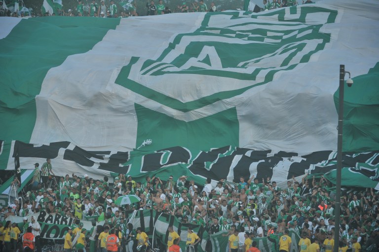 Impresionante recibimiento de los hinchas de Nacional a su equipo en Bogotá