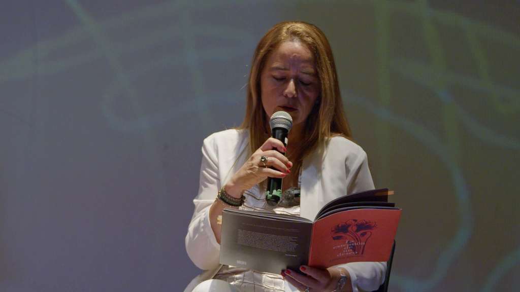 La poeta argentina Carolina Zamudio es reconocida por títulos como "La timidez de los árboles" y "La extensión de un deseo".