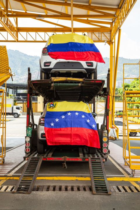 Colombia exporta los primeros vehículos a Venezuela