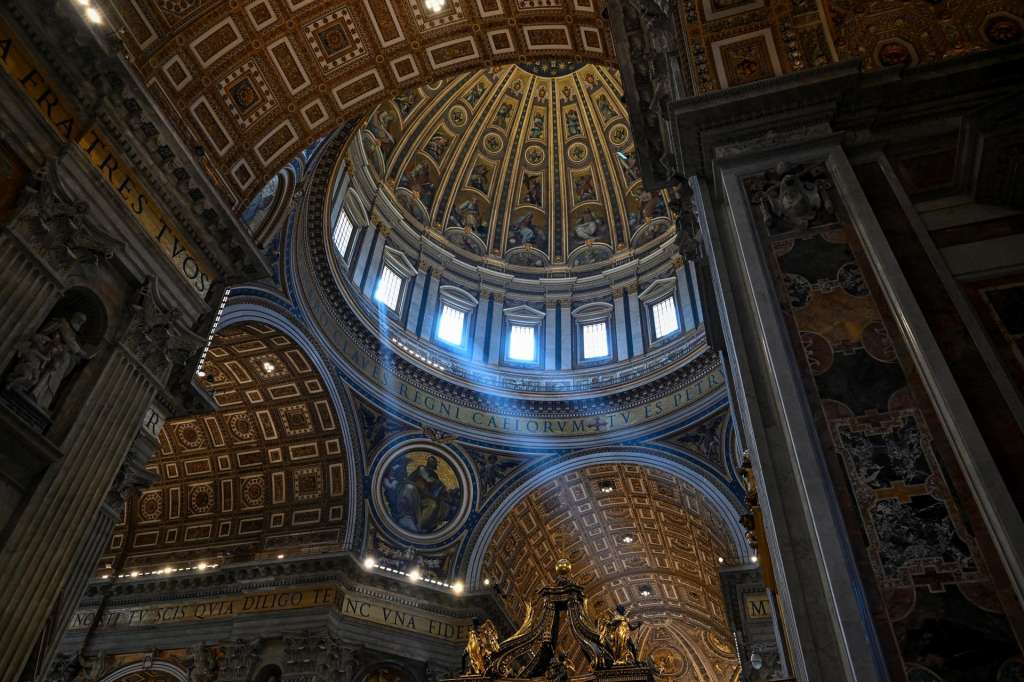 Vatican City (Vatican City State (Holy See)), 25/04/2025.- Saint Peter's Basilica as Pope Francis lies in state, in Vatican City, 25 April 2025. Faithful and well-wishers will be able to pay their respects to Pope Francis, who died on 21 April 2025, aged 88, until his funeral on 26 April. (Papa) EFE/EPA/DAREK DELMANOWICZ POLAND OUT
