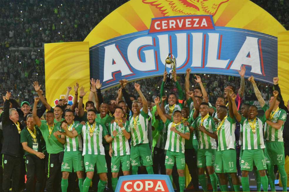 Los jugadores de Nacional levantan la Copa Águila. / Luis Benavides