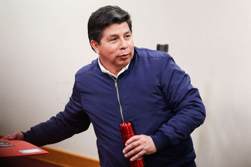AME3384. LIMA (PERÚ), 27/11/2025.- El expresidente de Perú Pedro Castillo asiste a una audiencia este jueves, en la Sala Penal Especial de la Corte Suprema, en Lima (Perú). Castillo (2021-2022) escucha en audiencia pública la lectura de la sentencia que emite el tribunal que condujo el juicio por el fallido intento de golpe de Estado del 2022, que lo enfrenta a un pedido de cárcel por parte de la Fiscalía de hasta 34 años de cárcel por rebelión y conspiración. EFE/ Renato Pajuelo