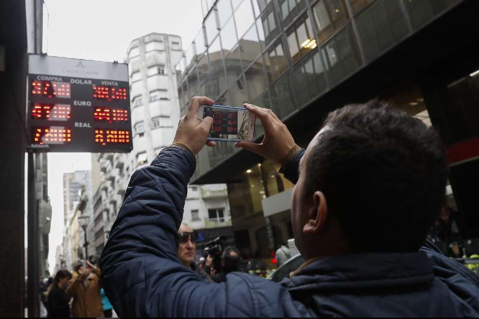 En el centro de Buenos Aires, Argentina, los transeúntes están pendientes de la trepada del valor del dólar ante la pérdida de confianza de los mercados en la economía de ese país. / EFE / David Fernández