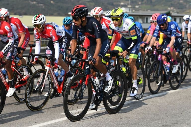 Ineos se pronunció sobre la caída de Egan Bernal en la Tirreno Adriático