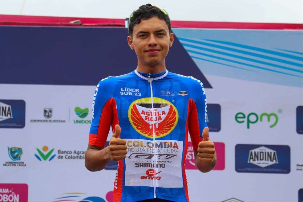 Edgar Pinzón con la camiseta Águila Roja, al mejor joven del Clásico RCN.