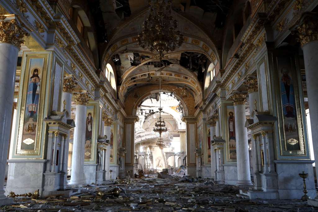 Esta fotografía tomada el 23 de julio de 2023 muestra la Catedral de la Transfiguración destruida como consecuencia de un ataque con misiles en Odesa, en medio de la invasión rusa de Ucrania.