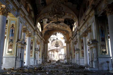 Zelenski visitó en Odesa la catedral dañada por bombardeo ruso