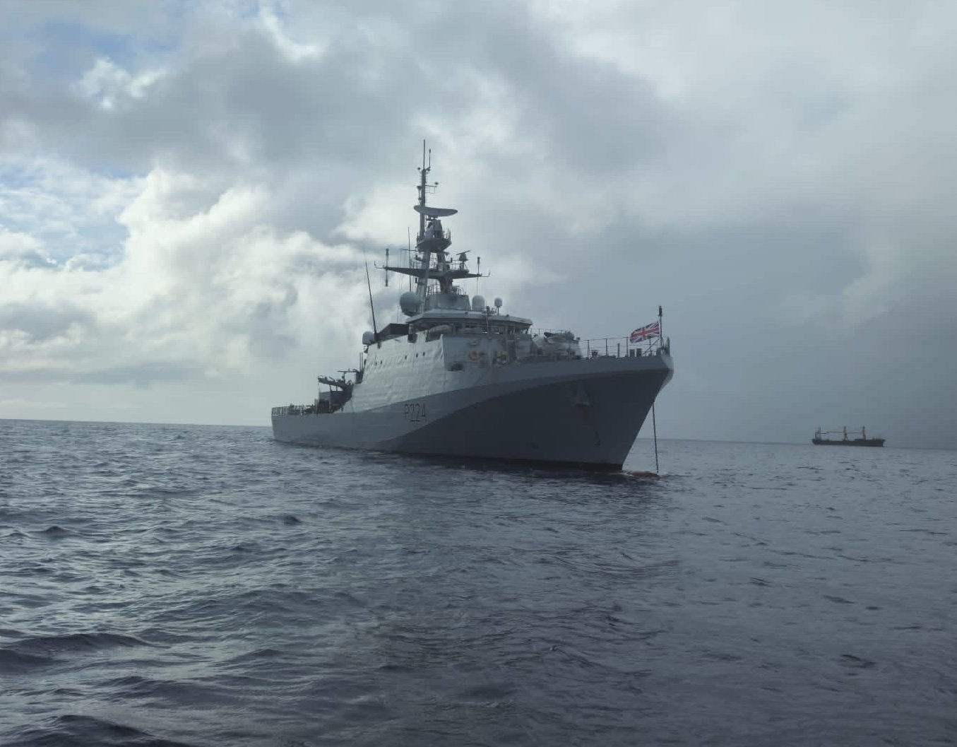El buque HMS Trent dejando Gibraltar el 18 de diciembre con destino a Barbados, en donde estará durante la noche buena.