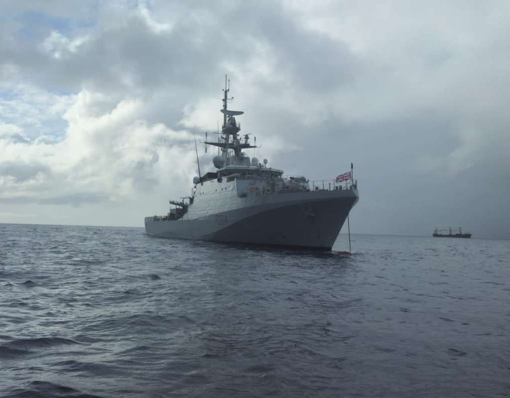 El buque HMS Trent dejando Gibraltar el 18 de diciembre con destino a Barbados, en donde estará durante la noche buena.