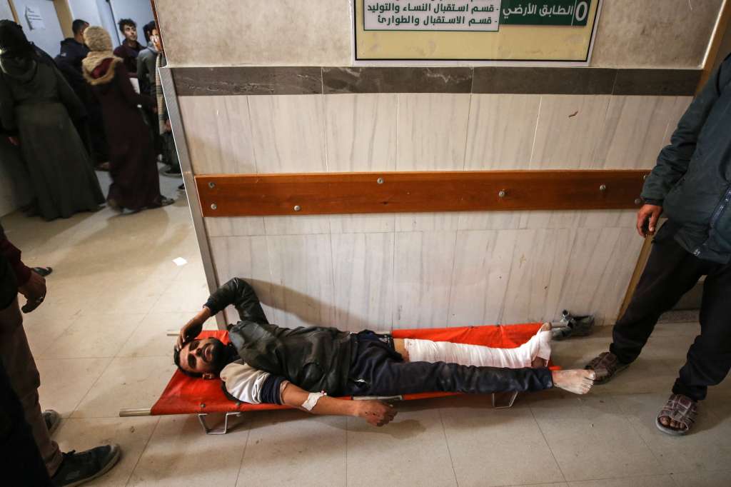 Palestinians receive medical care at Kamal Edwan Hospital in Beit Lahia, in the northern Gaza Strip, on February 29, 2024, after Israeli soldiers allegedly opened fire at Gaza residents who rushed towards trucks loaded with humanitarian aid amid ongoing battles between Israel and the militant Hamas group. A Gaza emergency doctor said on February 29 that Israeli forces shot dead at least 50 people who rushed towards trucks loaded with humanitarian aid for Gaza City residents. The Israeli army said it was "checking" the reports on the incident, while the United Nations' humanitarian office OCHA said it was "familiar with the reports". (Photo by AFP)