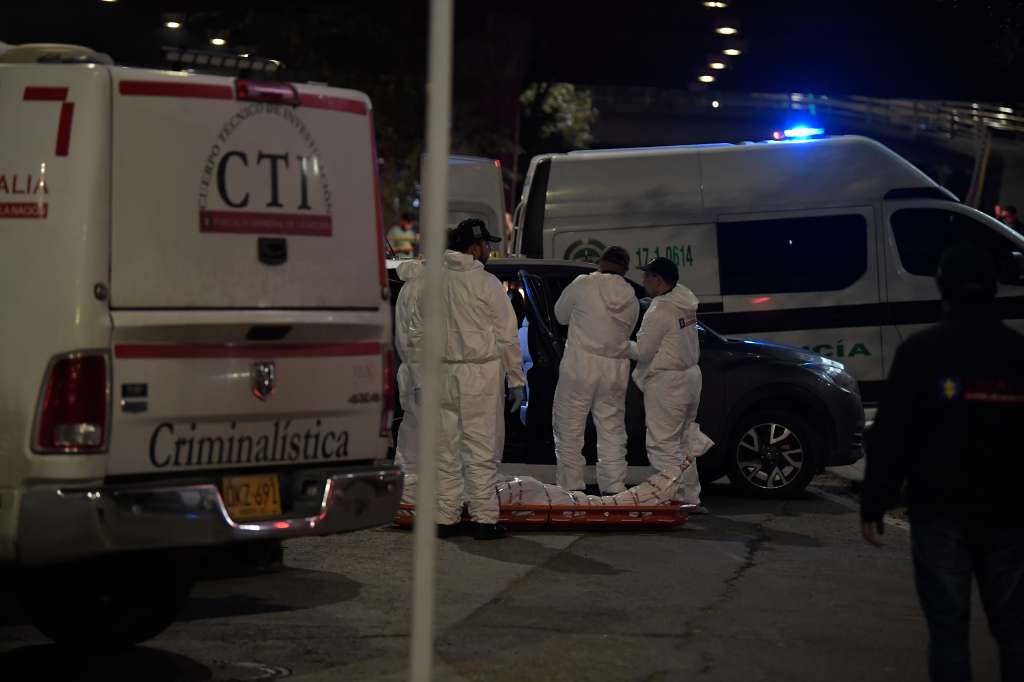 Agentes del CTI, realizan el levantamiento del cuerpo del director de la cárcel La Modelo, quién se movilizaba en un carro particular