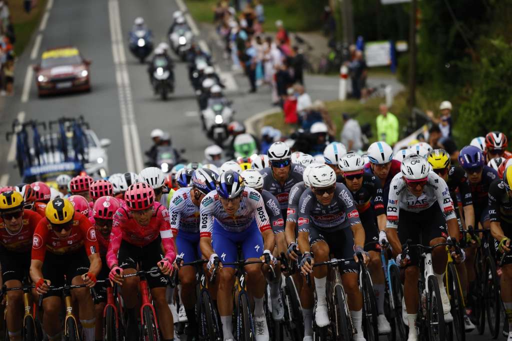 Boulogne-sur Mer (France), 06/07/2025.- The peloton in action during the 2nd stage of the Tour de France cycling race over 209.1km from Lauwin-Planque to Boulogne-sur-Mer, France, 06 July 2025. (Ciclismo, Francia) EFE/EPA/MARTIN DIVISEK
