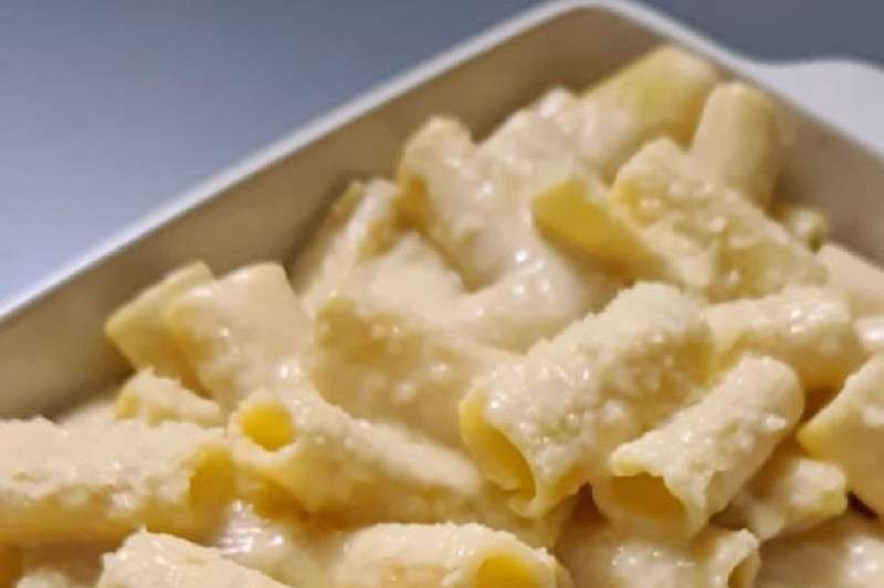Con la salsa bechamel caliente, agregue los quesos (y la yema, si la utiliza) y con un batidor integre muy bien todos los ingredientes hasta conseguir una textura cremosa. Mezcle con la pasta cocinada, rectifique la sazón con sal y pimienta, y sirva. / Cortesía de Harry Sasson