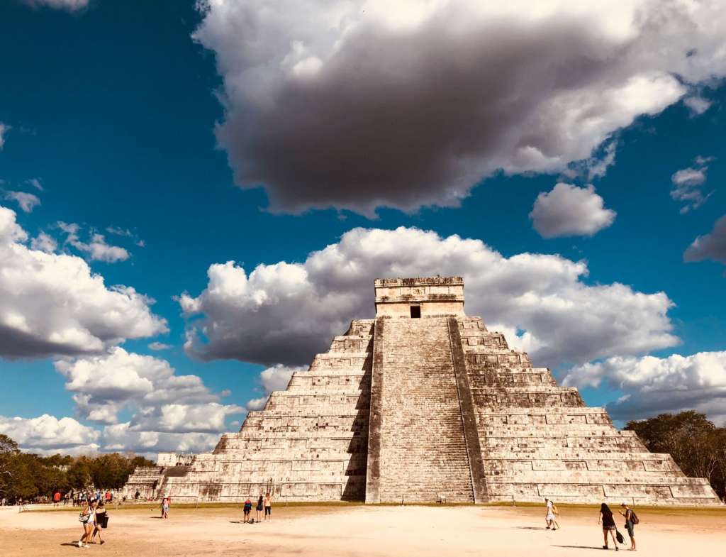 MADRID, 12/06/2024.- 'El Castillo', también conocido como el Templo de Kukulcán, es una de las estructuras más grandes de Chichén Itzá y su arquitectura refleja sus lejanas conexiones políticas. Chichén Itzá, ubicada en la península de Yucatán (México), que fue una de las ciudades más importantes de la civilización maya. Hoy es uno de los yacimientos arqueológicos más estudiados de Mesoamérica, principalmente por los vestigios de los sacrificios humanos que se realizaron en este lugar durante siglos. Aunque estos rituales eran una parte esencial de la cultura maya, todavía no se comprenden muy bien. Ahora, el análisis de ADN antiguo de los restos de 64 individuos sacrificados en Chichén Itzá entre el año 600 y el 1100 d.C. ha descubierto que todos eran niños pequeños varones, y que entre ellos había dos pares de gemelos.EFE/ Crédito: Johannes Krause***SOLO USO EDITORIAL/SOLO DISPONIBLE PARA ILUSTRAR LA NOTICIA QUE ACOMPAÑA (CRÉDITO OBLIGATORIO)***