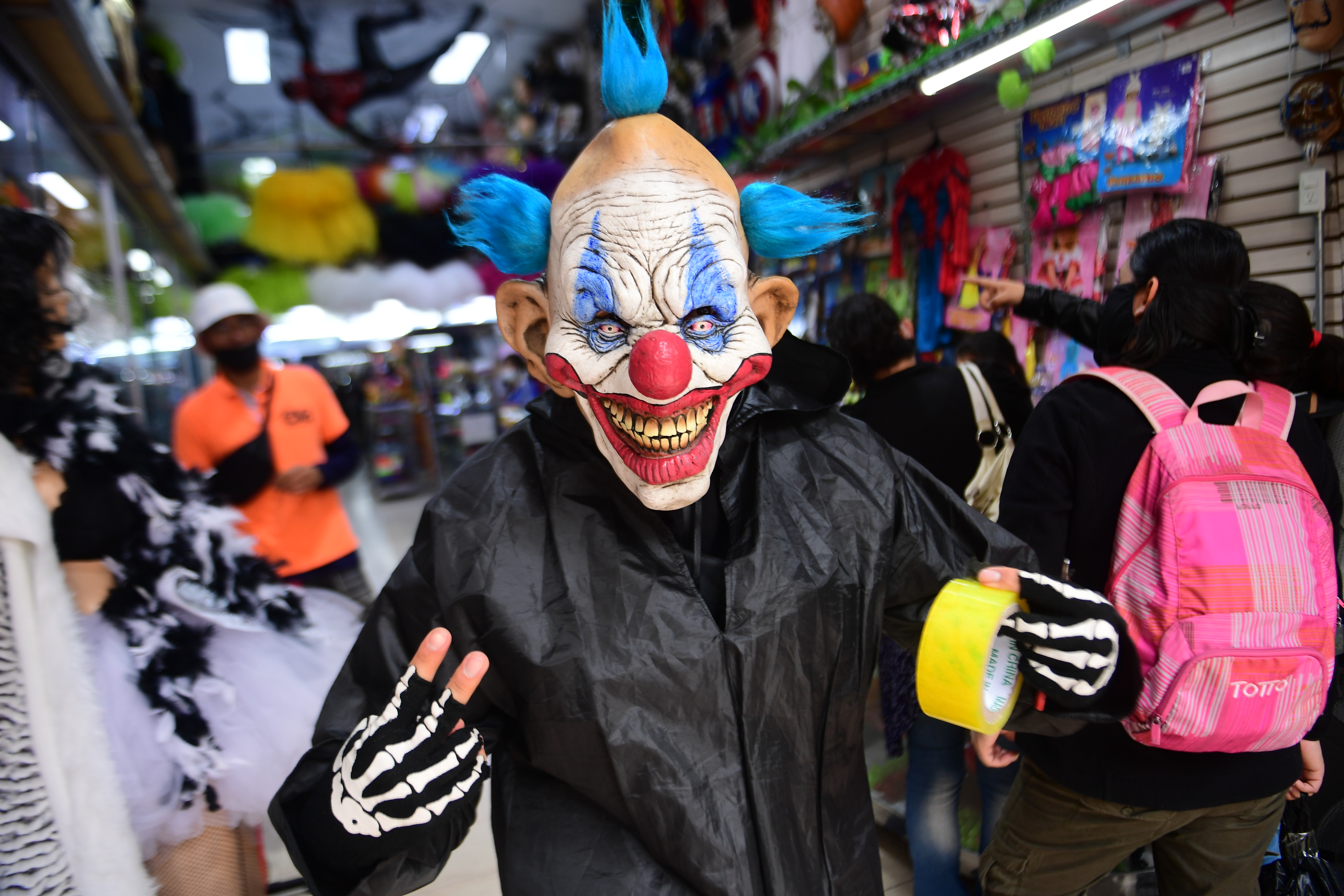 Comerciantes que se preparan y venden artículos de Halloween en la temporada del día de los niños, disfraces y antifaces, entre los mas vendidos