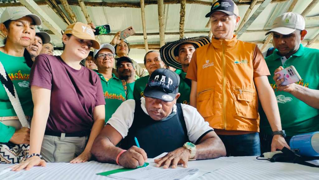 Representante legal de la comunidad de Bolívar firma la entrega del predio.