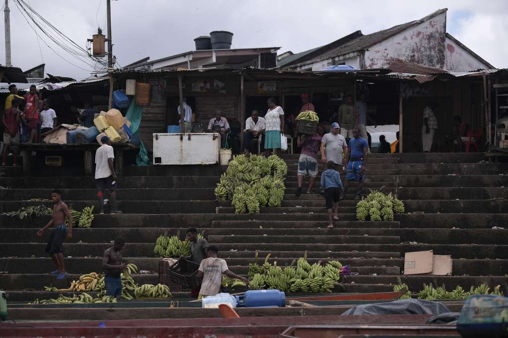 Diferentes aspectos de este municipio, capital de Chocó: habitantes, casas, calles, riveras del río Atrato.