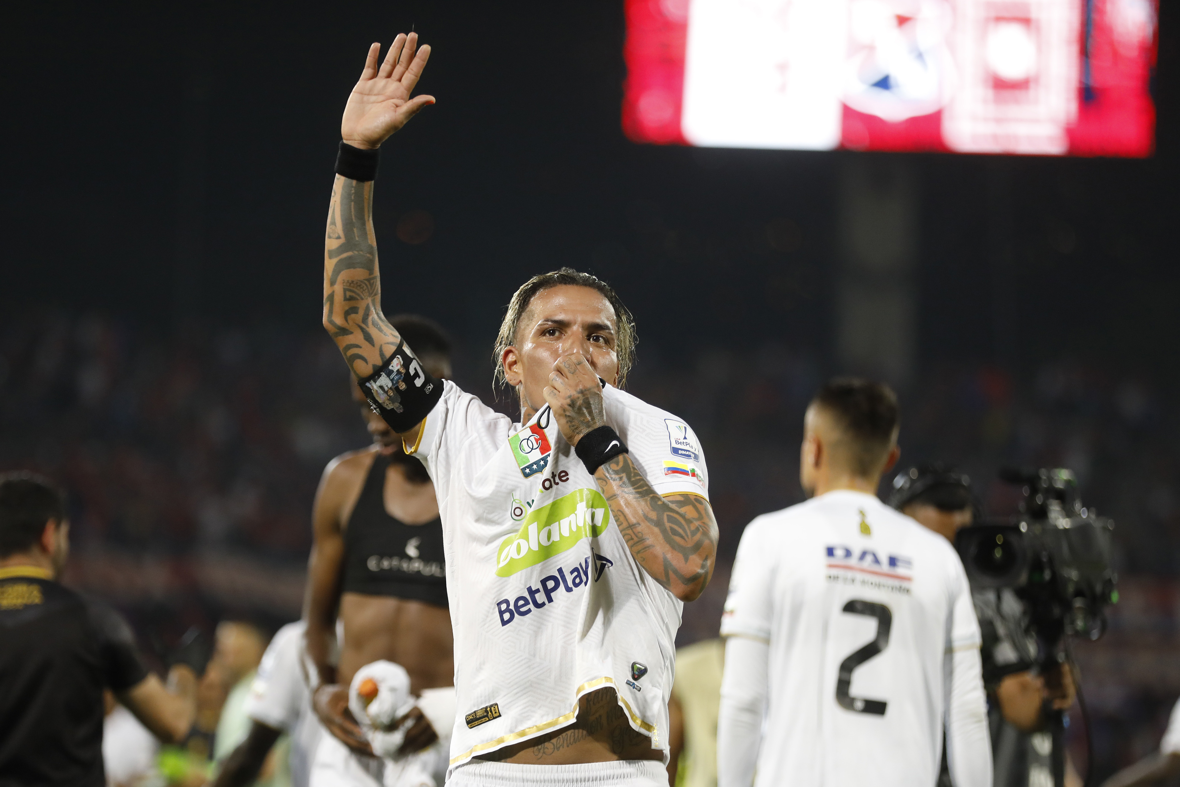 AME9393. MEDELLÍN (COLOMBIA), 16/03/2024.- El delantero Dayro Moreno celebra su gol número 225 en la liga colombiana de fútbol, con lo que se convirtió en el máximo artillero histórico del torneo, este sábado en Medellín (Colombia). A sus 38 años el delantero Dayro Moreno se convirtió este sábado, con 225 dianas, en el máximo goleador histórico de la liga colombiana con el tanto que anotó en el minuto 89 y que supuso el triunfo por 1-2 de su equipo, el Once Caldas, en su visita al Deportivo Independiente Medellín (DIM). EFE/Luis Eduardo Noriega Arboleda
