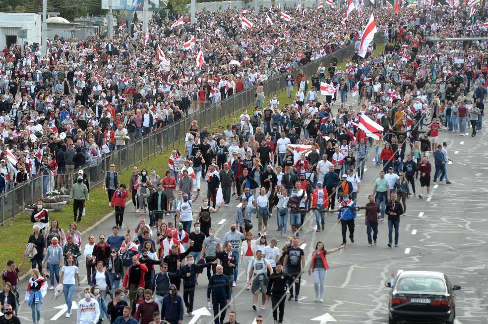 Miles de personas marchan por una calle de Minsk (Bielorrusia).