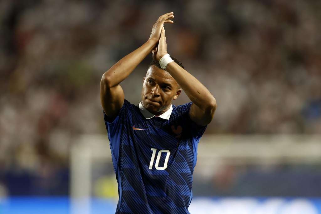 PHILADELPHIA (United States), 22/06/2026.- Kylian Mbappe of France greets supporters during the FIFA World Cup 2026 group stage match France against Iraq, in Philadelphia, Pennsylvania, USA, 22 June 2026. (Francia, Filadelfia) EFE/EPA/WILL OLIVER