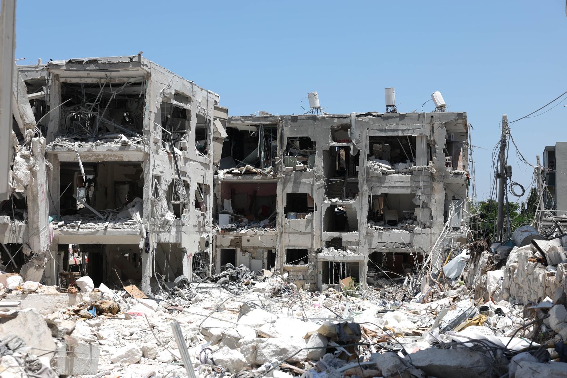 Bat Yam (Israel), 03/07/2025.- Damage at the scene where, on 15 June, an Iranian ballistic missile hit residential buildings in Bat Yam, Israel, 03 July 2025. According to state media, 29 Israelis were killed and hundreds wounded during a 12-day exchange of fire between Israel and Iran. EFE/EPA/ABIR SULTAN