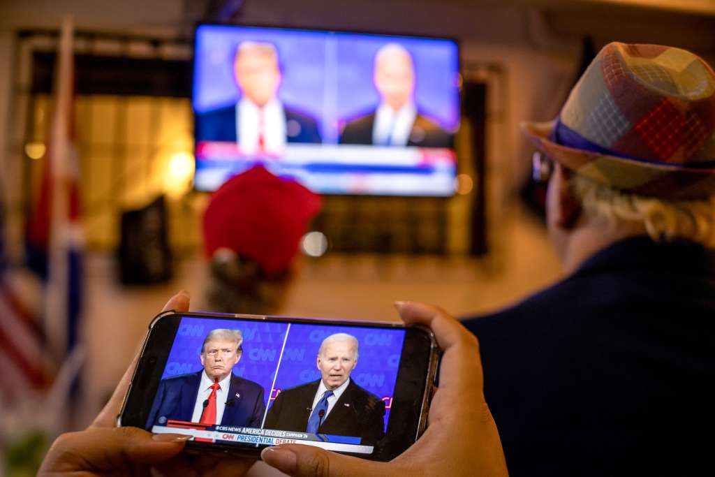 Miami (United States), 28/06/2024.- Trump supporters observe the first 2024 presidential election debate between US President Joe Biden and former President Donald J. Trump during a watch party in Miami, Florida, USA, 27 June 2024. The first 2024 US presidential election debate is hosted by CNN in Atlanta, Georgia. EFE/EPA/CRISTOBAL HERRERA-ULASHKEVICH