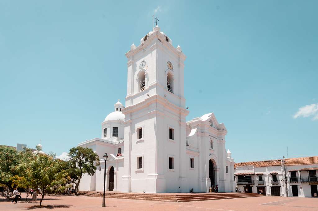 La Catedral Basílica del Sagrario y San Miguel de Santa Marta es un templo católico de estilo renacentista situado en el centro histórico de Santa Marta