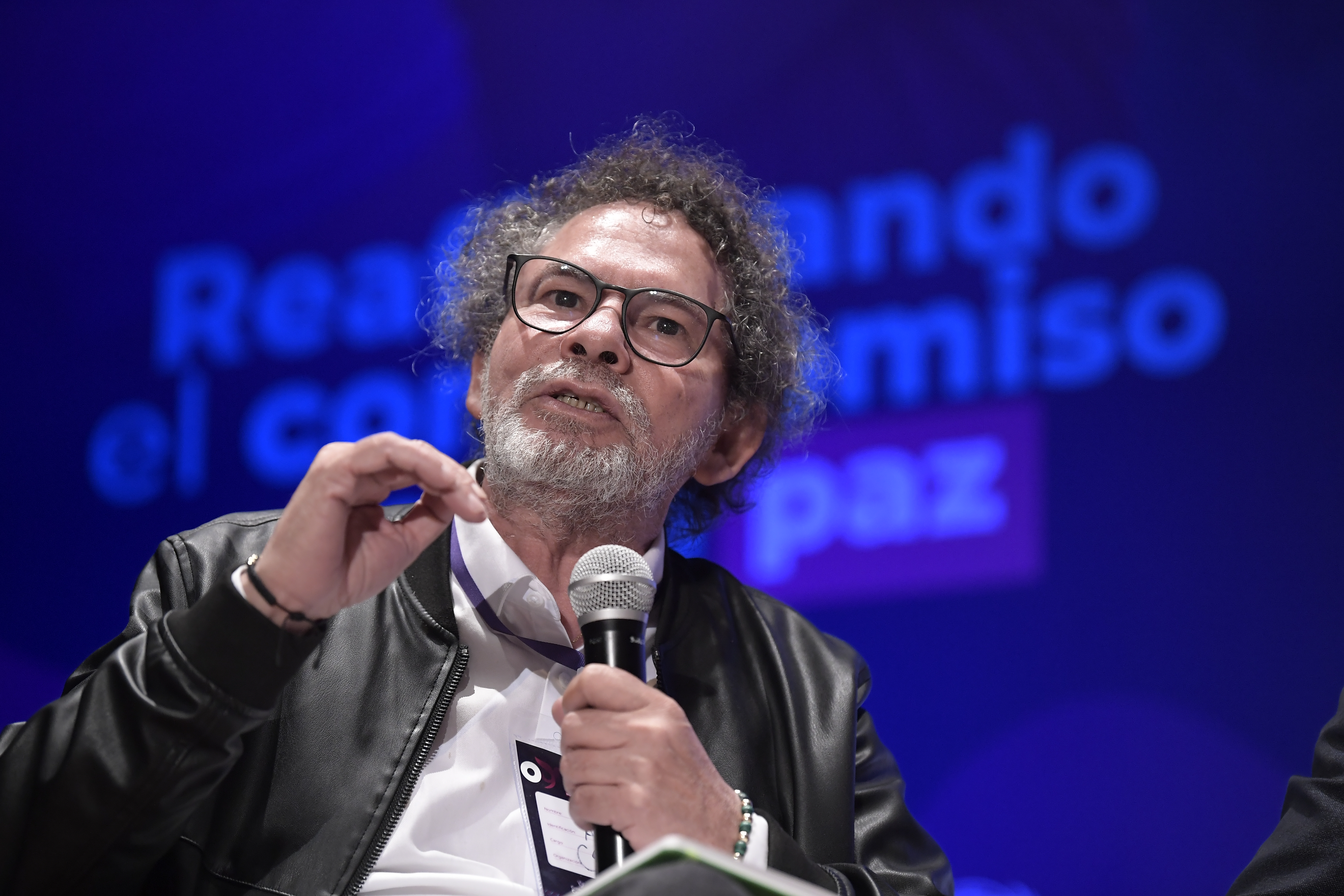 Firmante del Acuerdo Final de Paz, ex integrante del último secretario de la FARC-EP y actualmente, delegado en la CSIVI, en el evento que conmemora los nueve años del Acuerdo de Paz, realizado en el Auditorio Teresa Cuervo Borda del Museo Nacional de Colombia, en Bogotá.