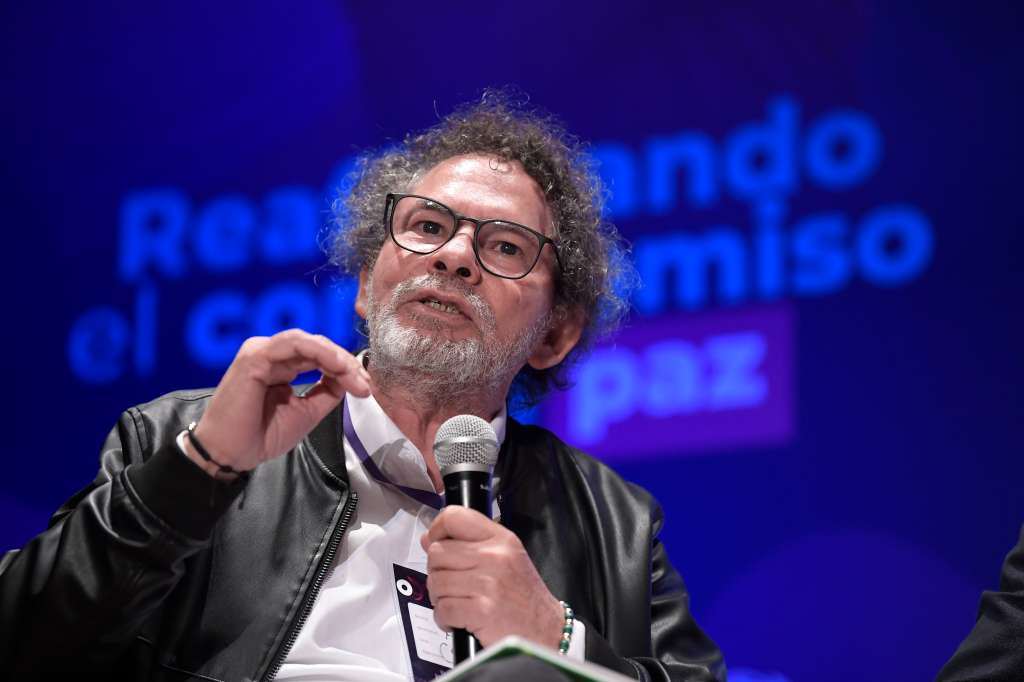 Firmante del Acuerdo Final de Paz, ex integrante del último secretario de la FARC-EP y actualmente, delegado en la CSIVI, en el evento que conmemora los nueve años del Acuerdo de Paz, realizado en el Auditorio Teresa Cuervo Borda del Museo Nacional de Colombia, en Bogotá.