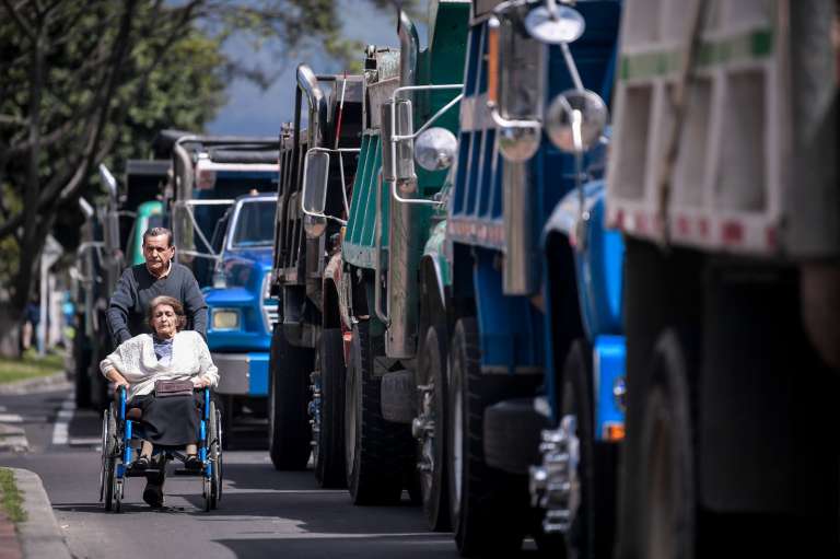 Con bloqueos intermitentes y de manera pacífica, avanzó la manifestación de transportadores por el incremento en el precio de los combustibles.